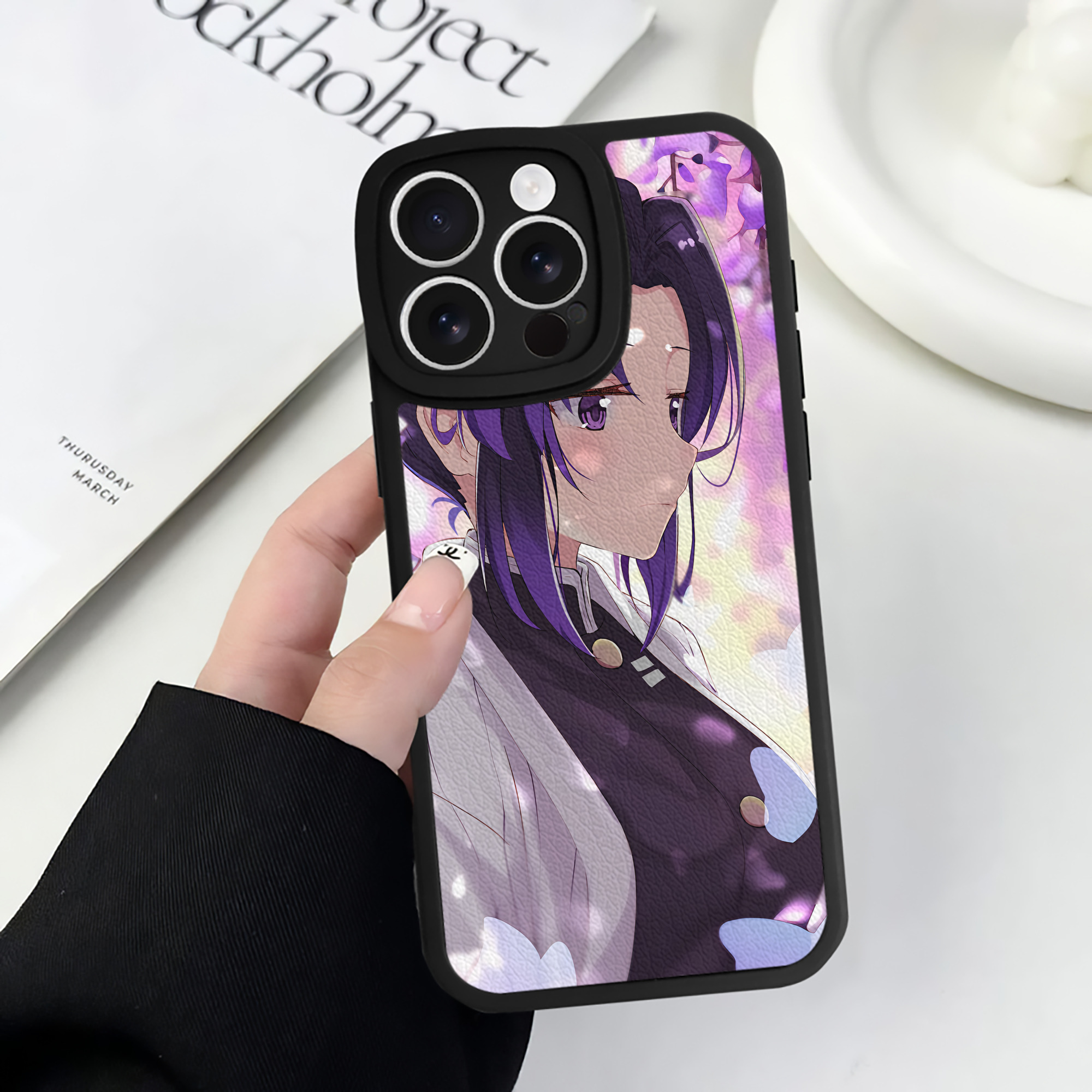 （画像用） 鬼滅の刃（きめつのやいば）蟲柱-胡蝶 しのぶ／こちょう しのぶ Kochou Shinobu 【iPhone 16シリーズ対応】シリコンスマホケース（レザー調） 材質：シリコン